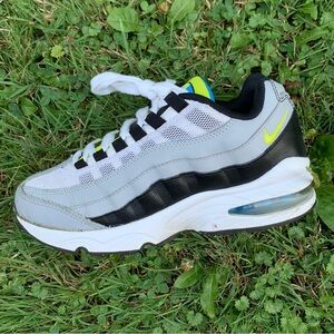 Vintage Nike Air Max 95 Grey White Classic Athletic Shoes Trainers